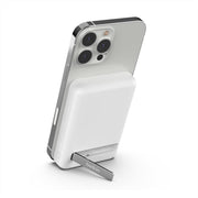 Belkin 5000mAh Manyetik Kablosuz Güç Bankası, MagSafe Uyumlu Taşınabilir Power Bank, 7.5W Çıkış ve 10W Girişli Batarya, Standlı, iPhone 15, 14, 13, 12 ile Uyumlu - Beyaz Teşhir