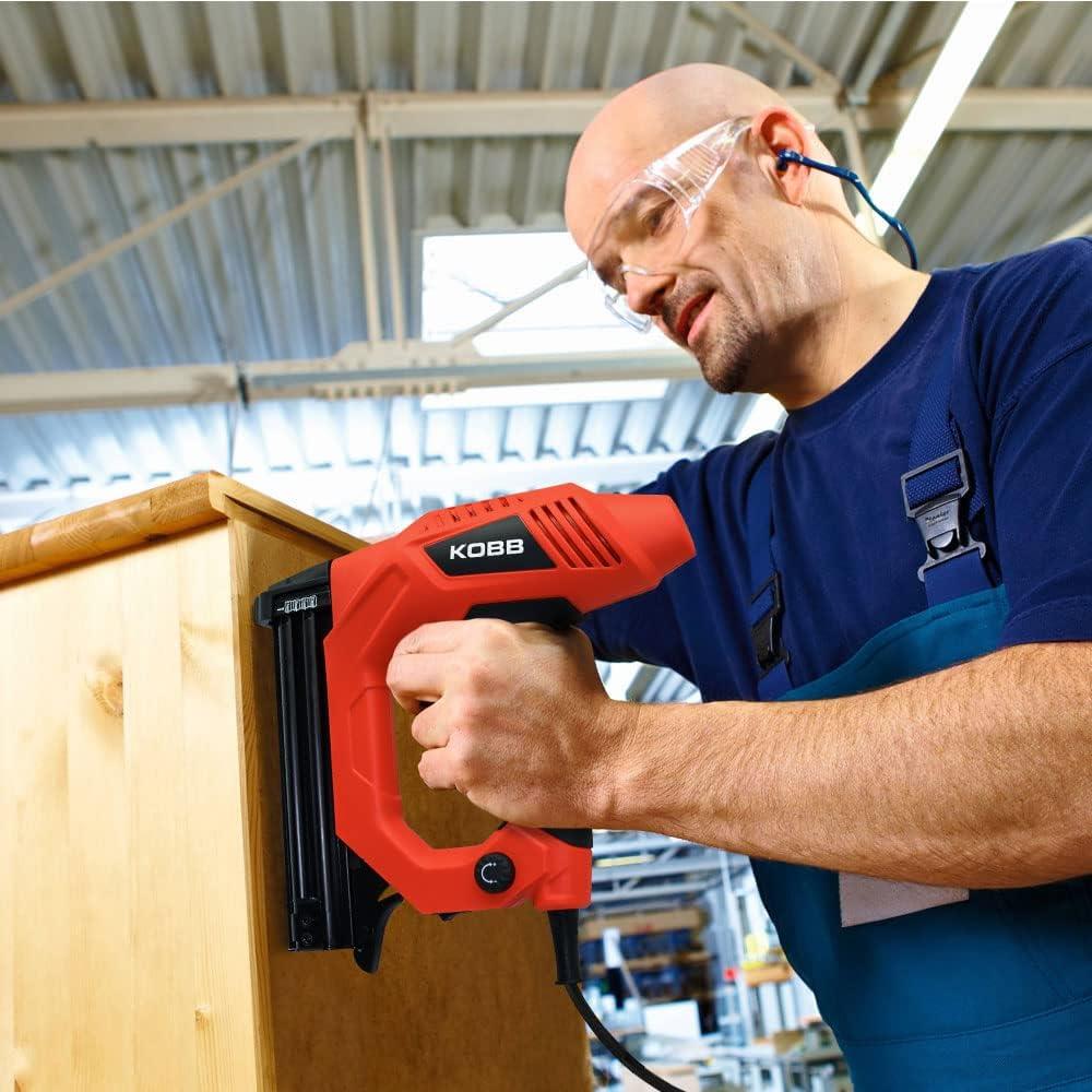 Kobb KBZ90 15-25 mm Zımba ve 15-32 mm Çivi Çakma Makinesi + 3000 Adet Yedek Zımba ve Çivi Teşhir